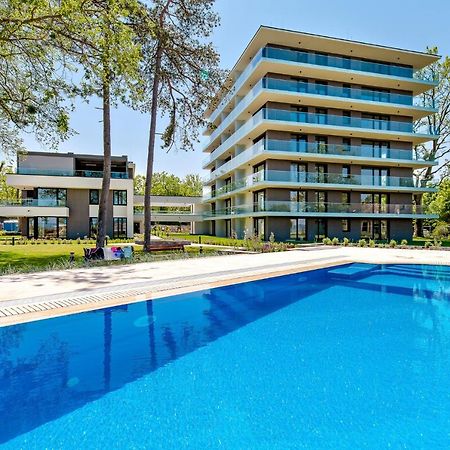 Clyde-Premium Lelle Waterfront Private Apartment Balatonlelle Exteriör bild