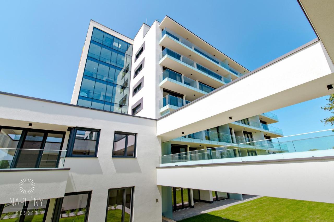 Clyde-Premium Lelle Waterfront Private Apartment Balatonlelle Exteriör bild