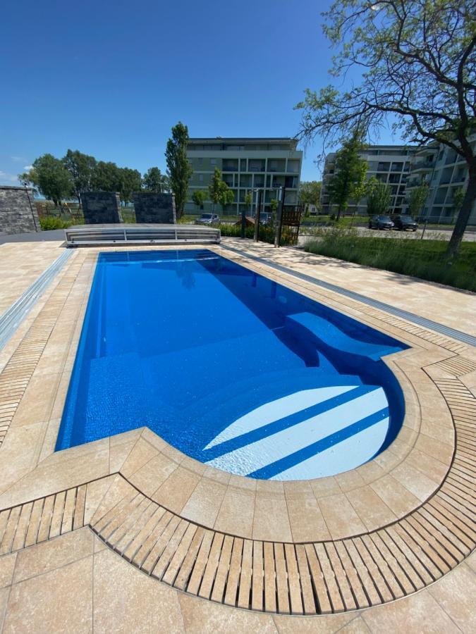 Clyde-Premium Lelle Waterfront Private Apartment Balatonlelle Exteriör bild