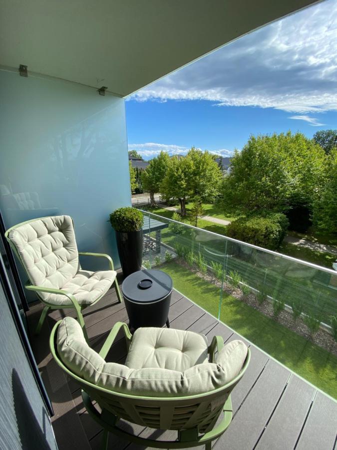 Clyde-Premium Lelle Waterfront Private Apartment Balatonlelle Exteriör bild