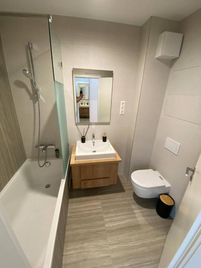 Clyde-Premium Lelle Waterfront Private Apartment Balatonlelle Exteriör bild