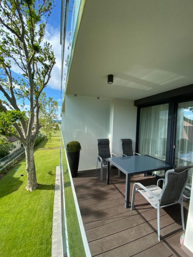 Clyde-Premium Lelle Waterfront Private Apartment Balatonlelle Exteriör bild