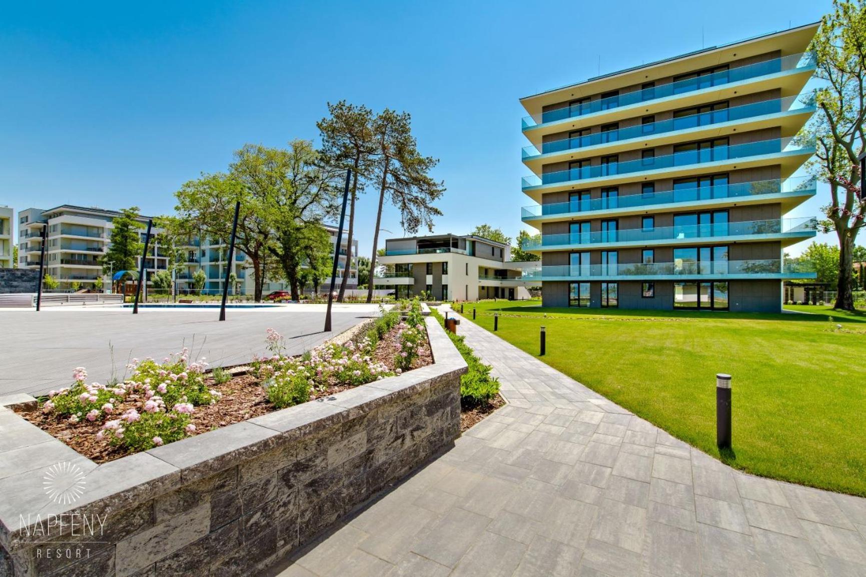 Clyde-Premium Lelle Waterfront Private Apartment Balatonlelle Exteriör bild