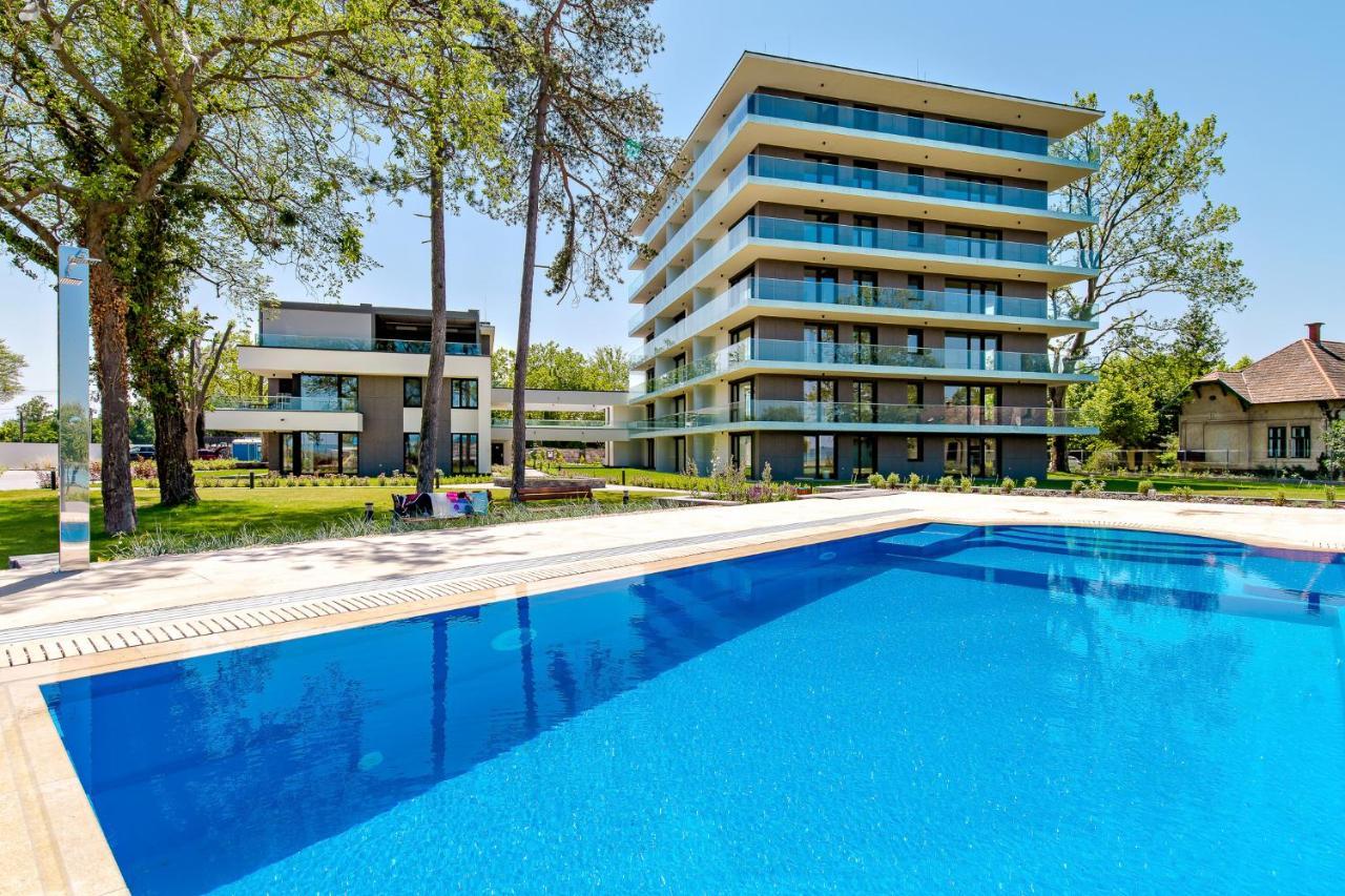 Clyde-Premium Lelle Waterfront Private Apartment Balatonlelle Exteriör bild