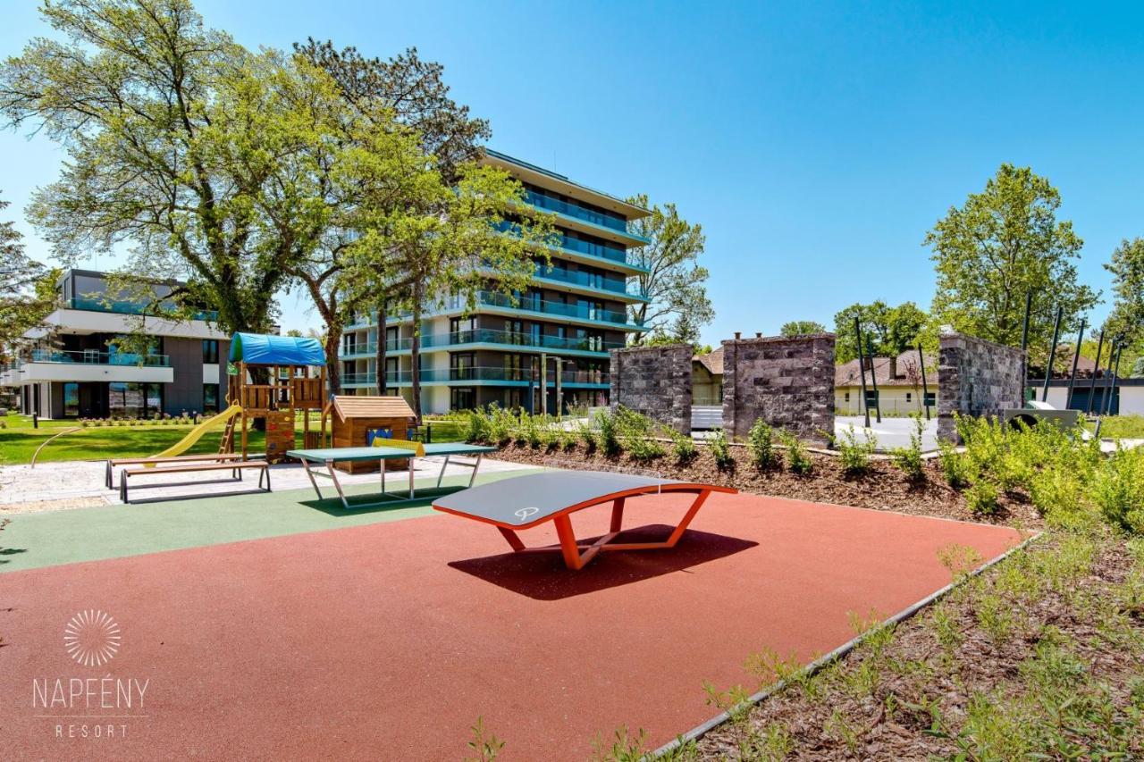Clyde-Premium Lelle Waterfront Private Apartment Balatonlelle Exteriör bild