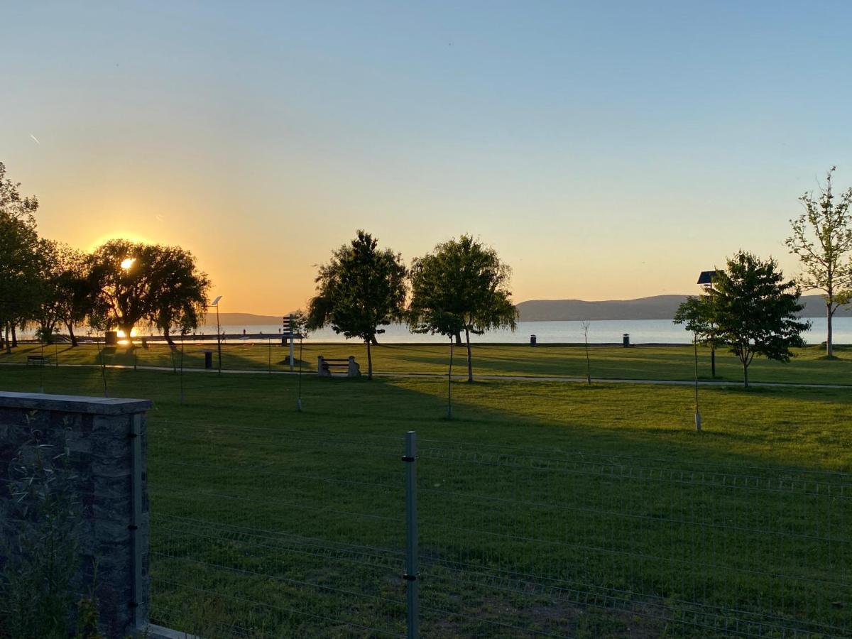 Clyde-Premium Lelle Waterfront Private Apartment Balatonlelle Exteriör bild