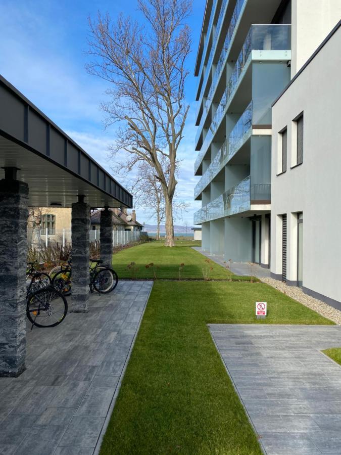 Clyde-Premium Lelle Waterfront Private Apartment Balatonlelle Exteriör bild